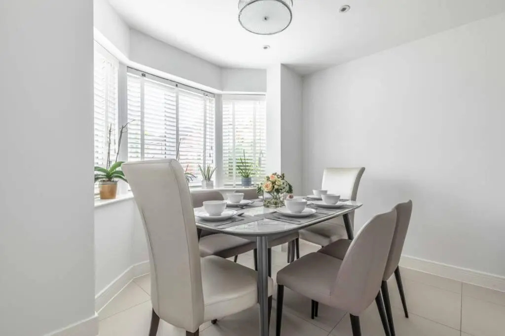 STYLISH 4 BED 2 BATH & PARKING - PINEWOOD HEATHROW - By Tempstay