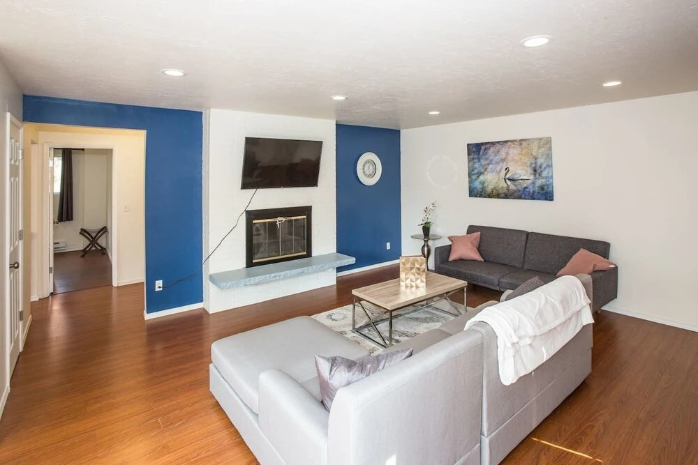 Sweet Seattle Retreat 3 Apts 7 Bd Sleeps 20!