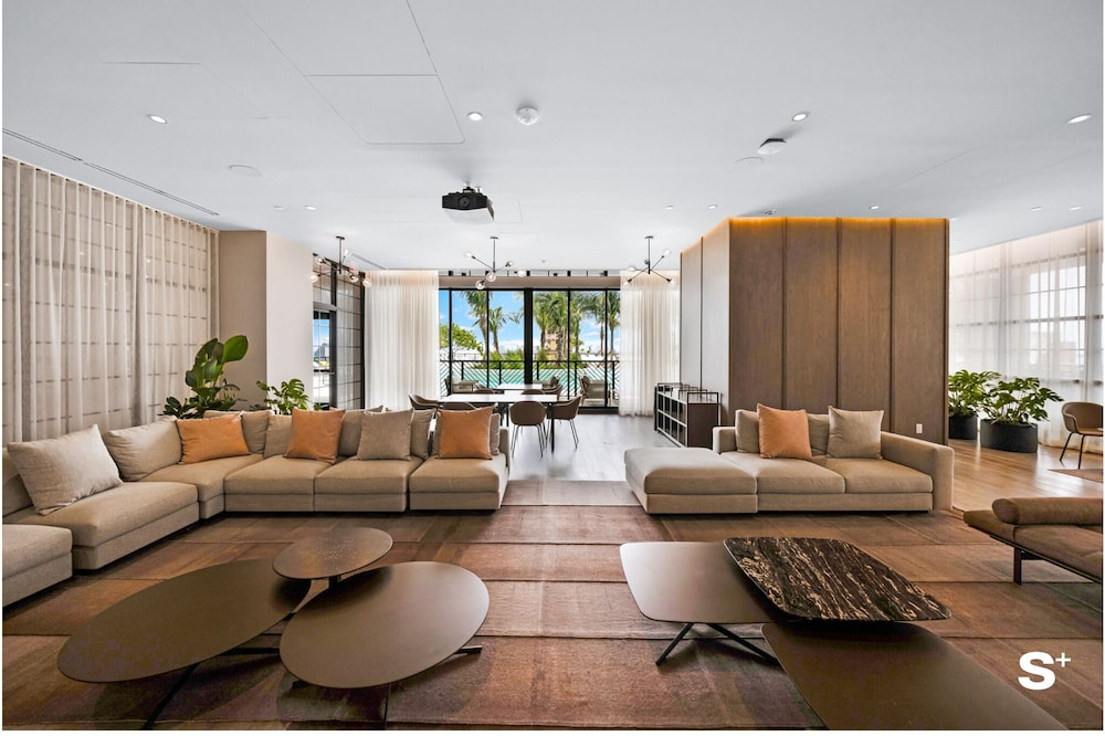 Upscale 3-BD Condo in DTW Miami