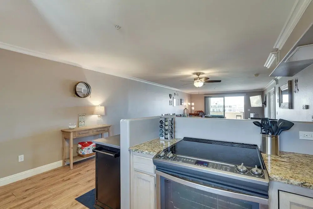 Waterfront Condo w/ Pool Access in Lake Havasu