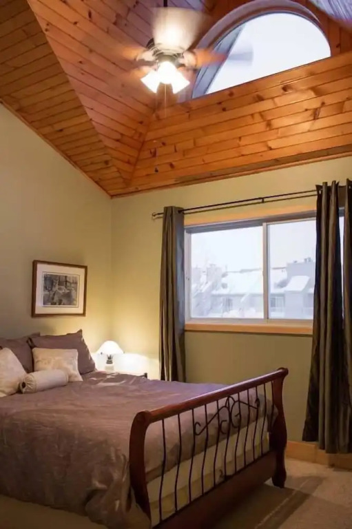 7 Bed Blue Mountain Chalet with Hot Tub 35R