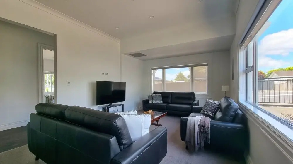Central Auckland 5-Bedroom Villa with Free Parking