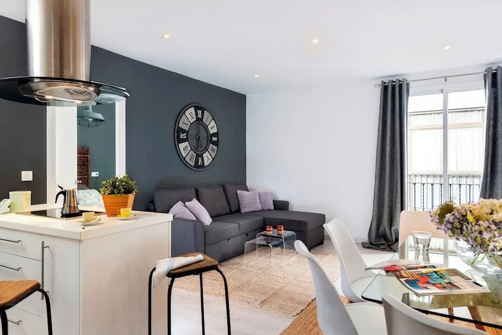 Cozy 1 BD Apartment in Perfect Location Albareda II