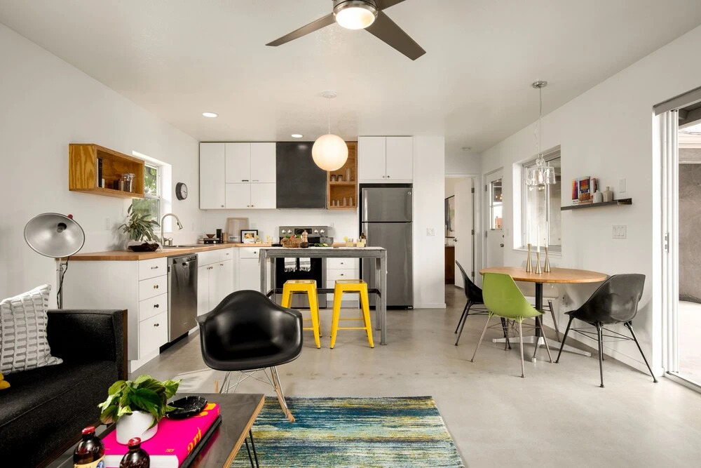 Smoketree by Avantstay An Oasis w/ Two Kitchens, Pool, Hot Tub & Air Streamer!