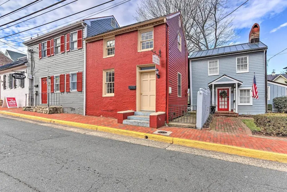 Townhome in Leesburg Historic District