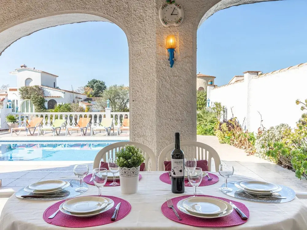 holiday house in Empuriabrava with private pool and mooring
