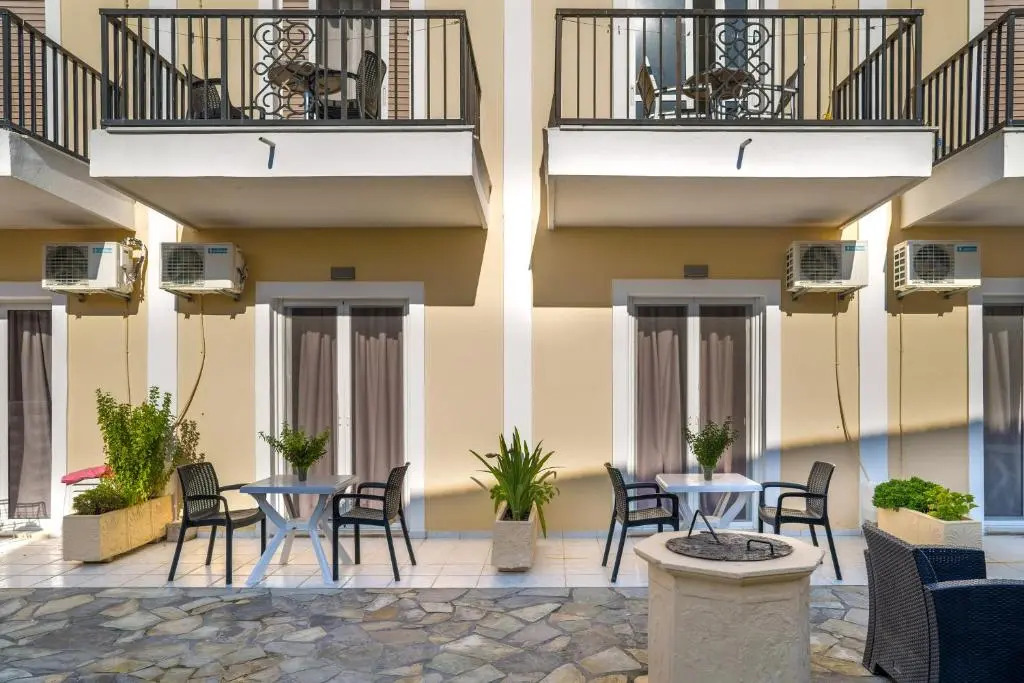 Boulevard Studio 10 with side sea view
