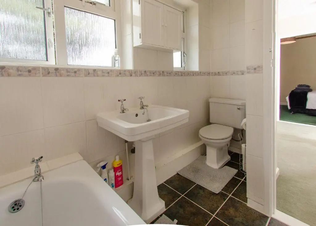 4 Bed - 2 Baths 1 Walk in Shower Lots of Parking