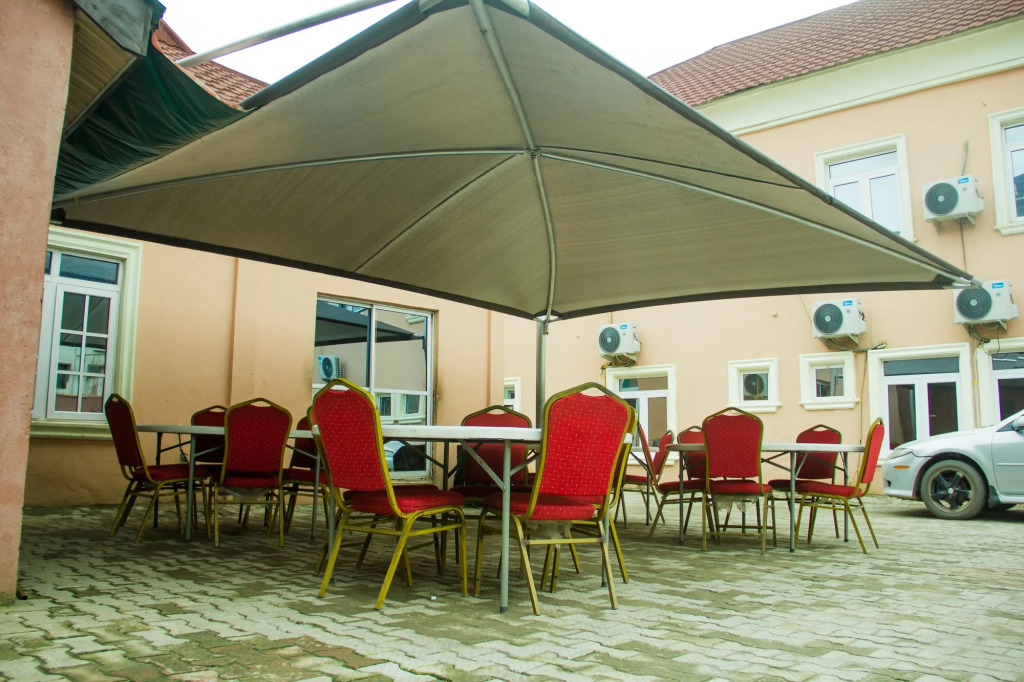 Glass House Suites Annex