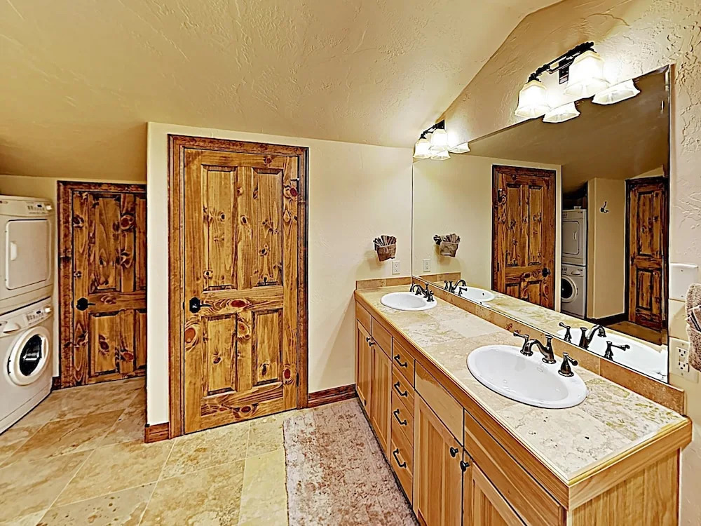 New Listing! Huge Townhome W/ Private Garage 4 Bedroom Townhouse