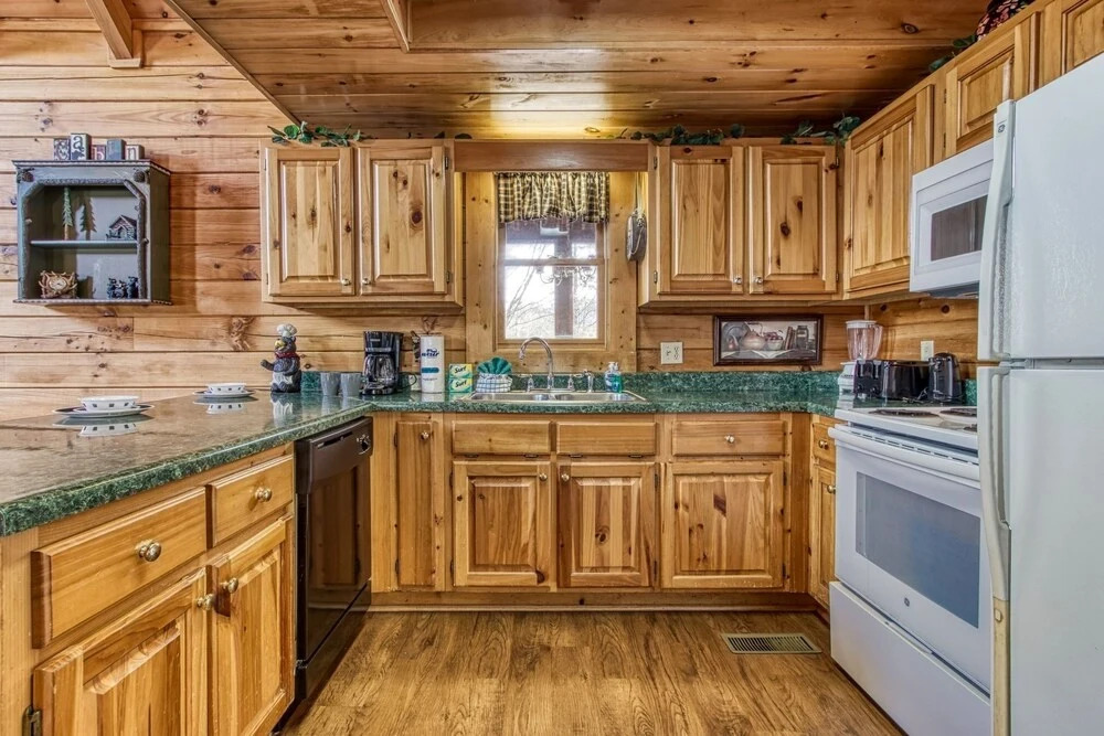 ER6 - On Eagles Wings - Great location, Close to all the action! cabin