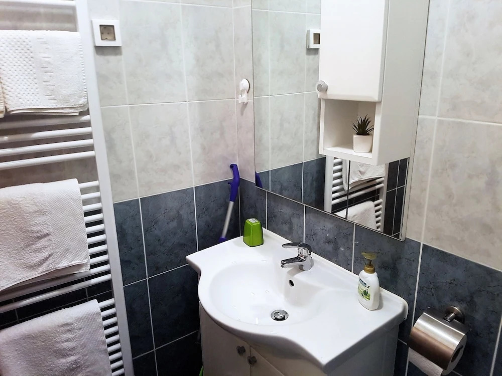 Comfortable Apartment With Coverd Balcony and Sea View, Near the Beach