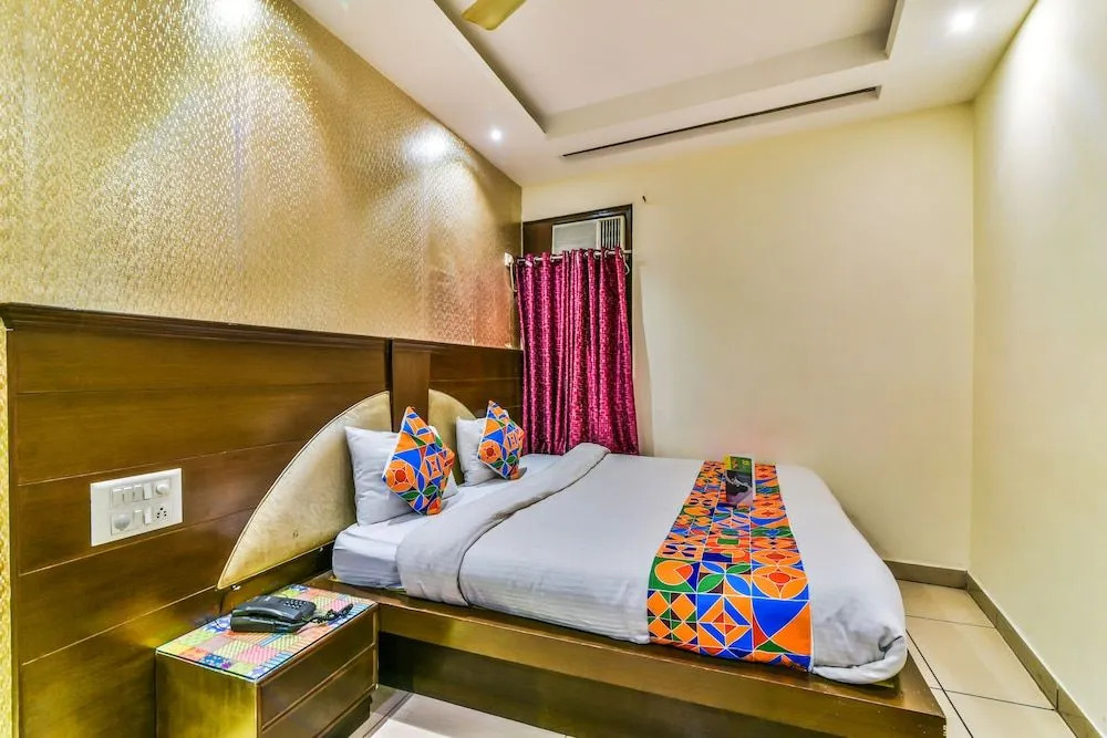 Hotel Le Grand - Walk-in from RK Ashram Metro Station