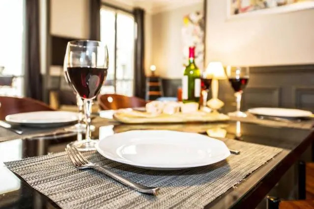 Large & Bright Apartment, Central Paris, Montmartre-Opéra, Picturesque Rue des Martyrs