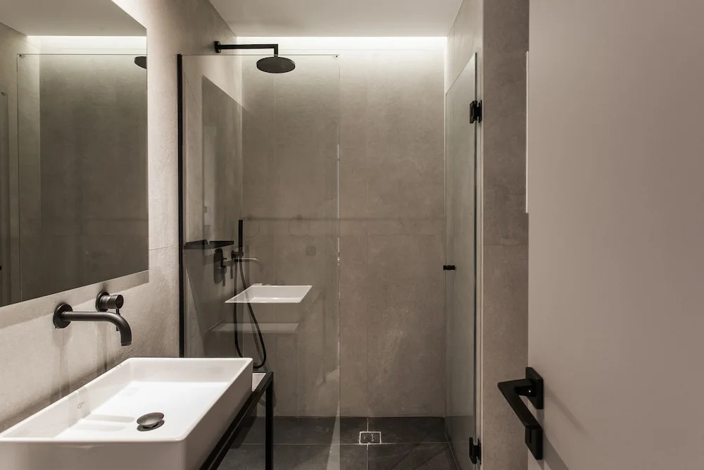 UPSTREET Modern Minimalist 3BD Apt-Hilton