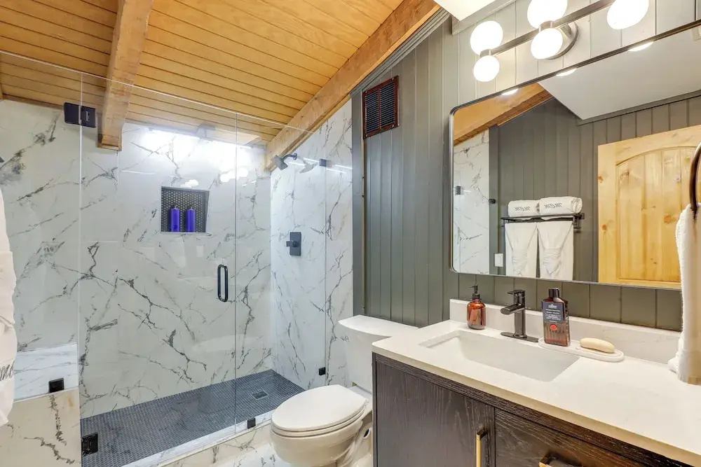 3 Mi to Dtwn: Mtn-view Cabin in Gatlinburg!