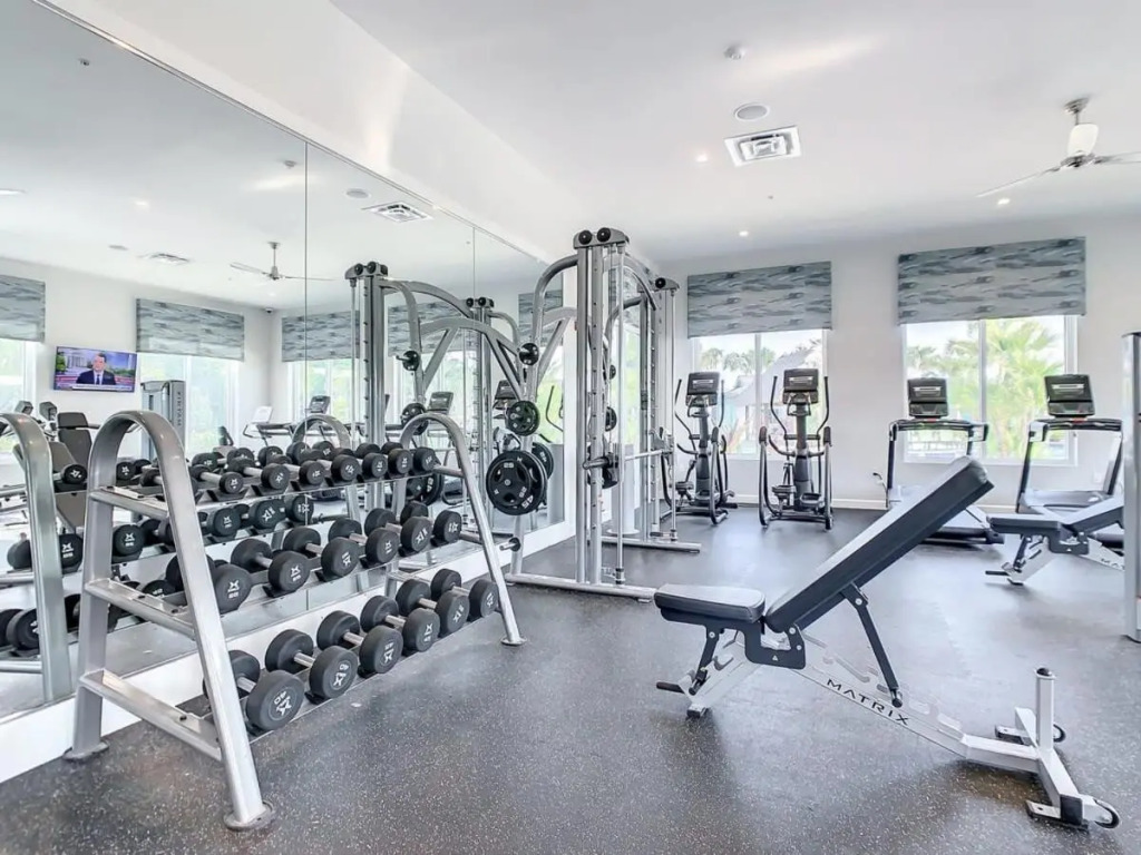 Vivid 2BR condo with free Waterpark at Storey Lake