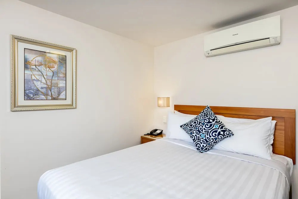 Quality Suites Alexander Inn