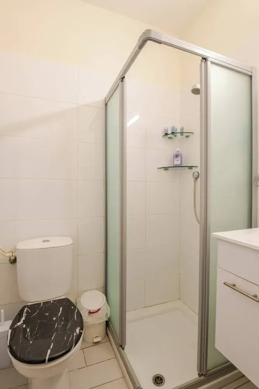 Gugel Waves Seaview 4BR Family Aparts