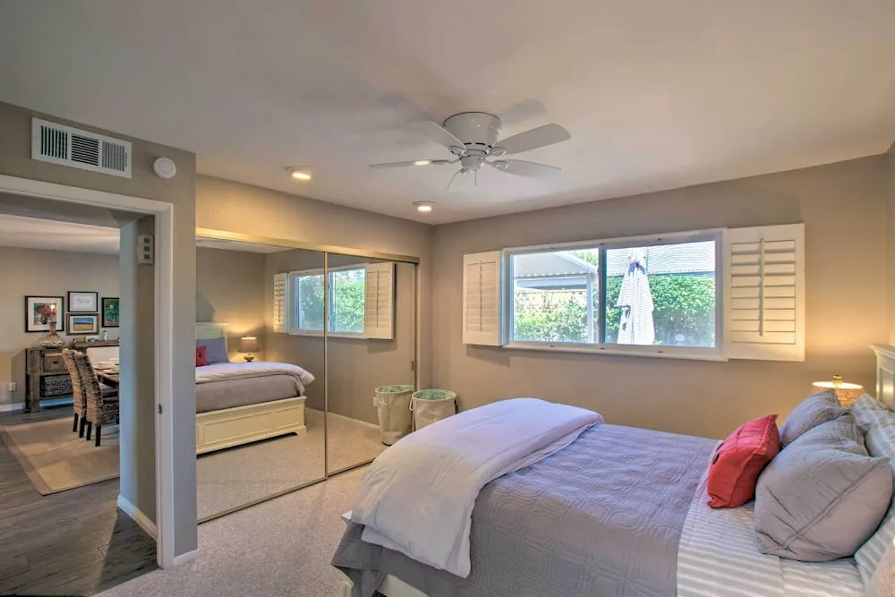 Walk to Trolley & Lake: Sunny Scottsdale Townhome