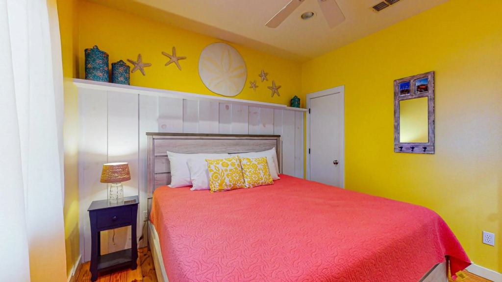 TP5 5BR Townhome, Shared Pool, In Town, Near Beach
