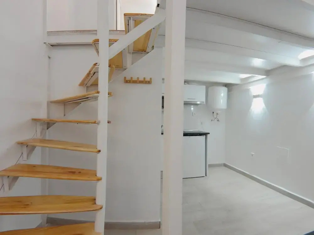 Duplex con cama de 135cm, A/C. WiFi metro Plaza Eiptica
