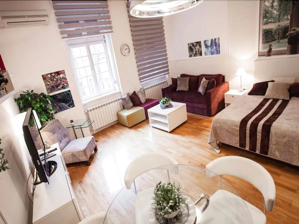 Studio Glam & Chic