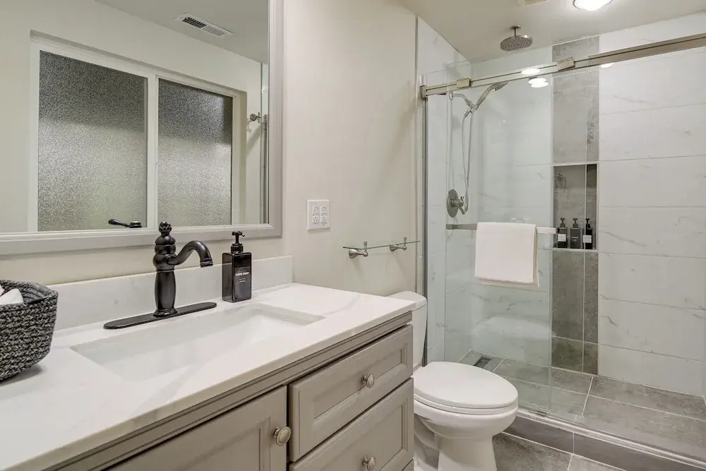 Lake-view Woodinville Retreat w/ Hot Tub + Theater