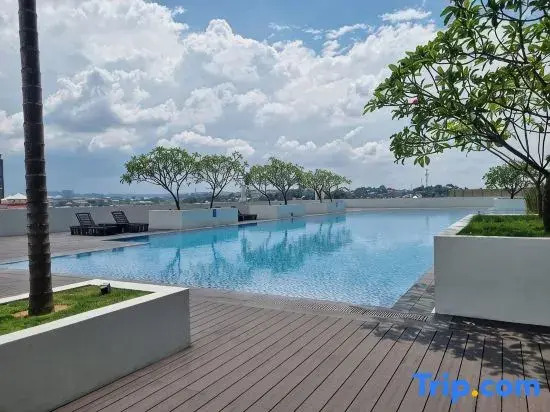Near Ferry Terminal. COZY Studio Condo With Swimming Pool. 1120