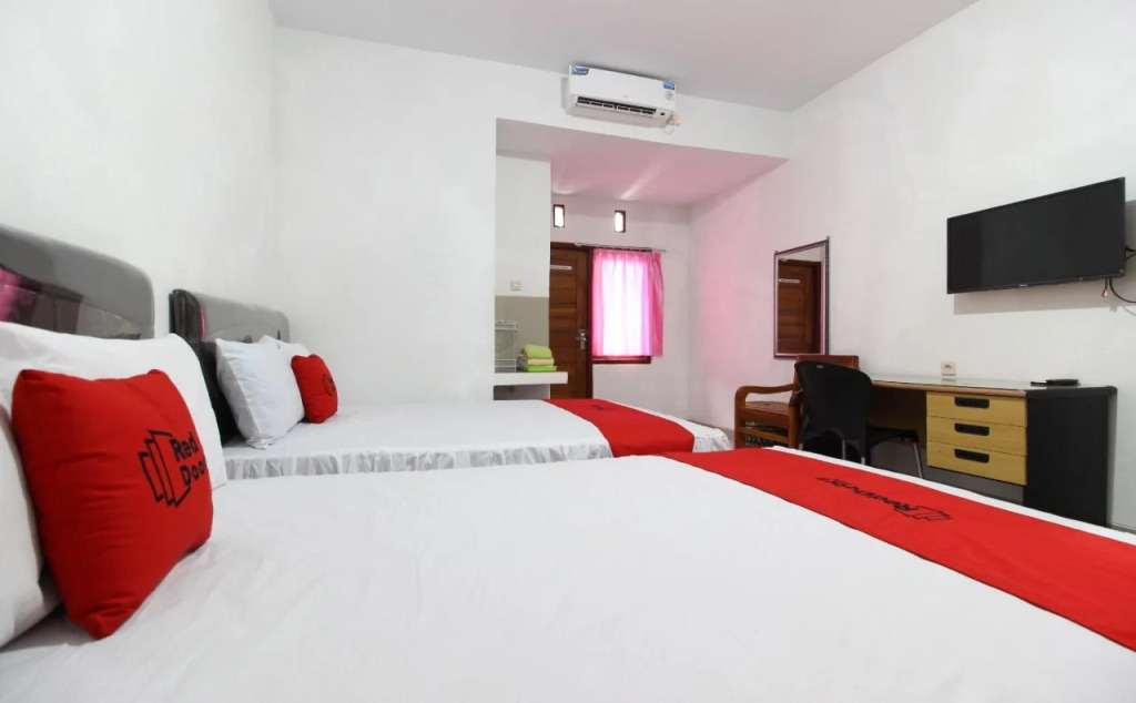 RedDoorz Syariah near Gembira Loka Zoo