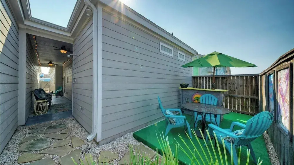 Sleeps 27 3 Homes Near the Beach, Pools, Dining & Entertainment by Avantstay