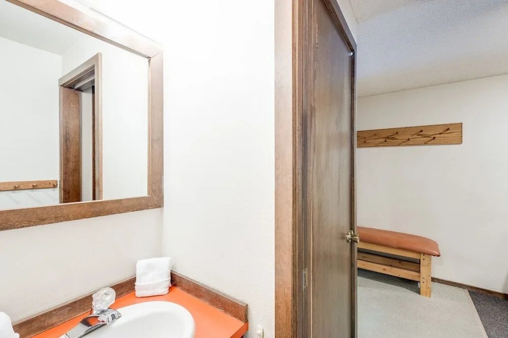 33sw - Wifi - Fireplace - Amenities - Sleeps 4 1 Bedroom Home by RedAwning