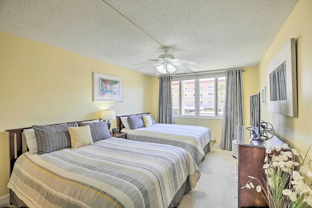 Sunny Siesta Key Condo w/ Beach Access + Pool!