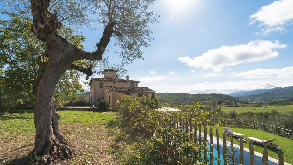 Villa just 14 km to Florence, 8 bedrooms. Private garden, pool heated and Wi-Fi!-La Leopoldina
