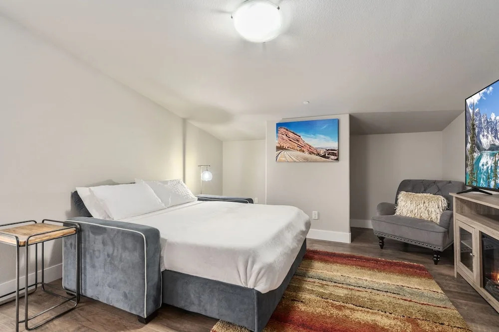 Elegant Oasis - Fireplaces, King Beds, Mtn Views!