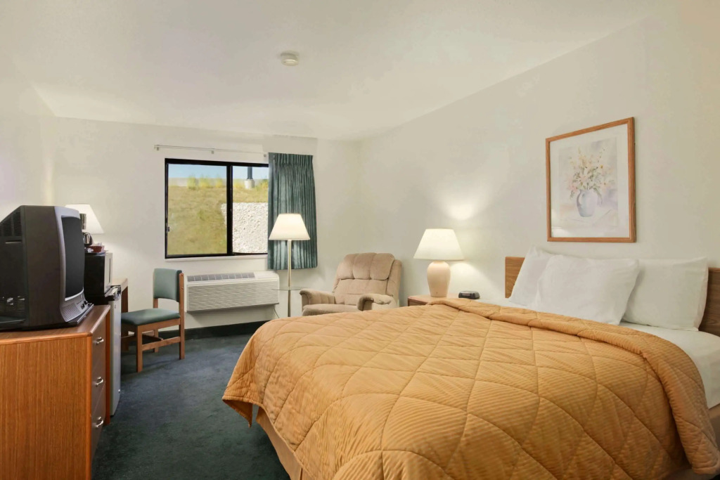 Super 8 by Wyndham East Peoria