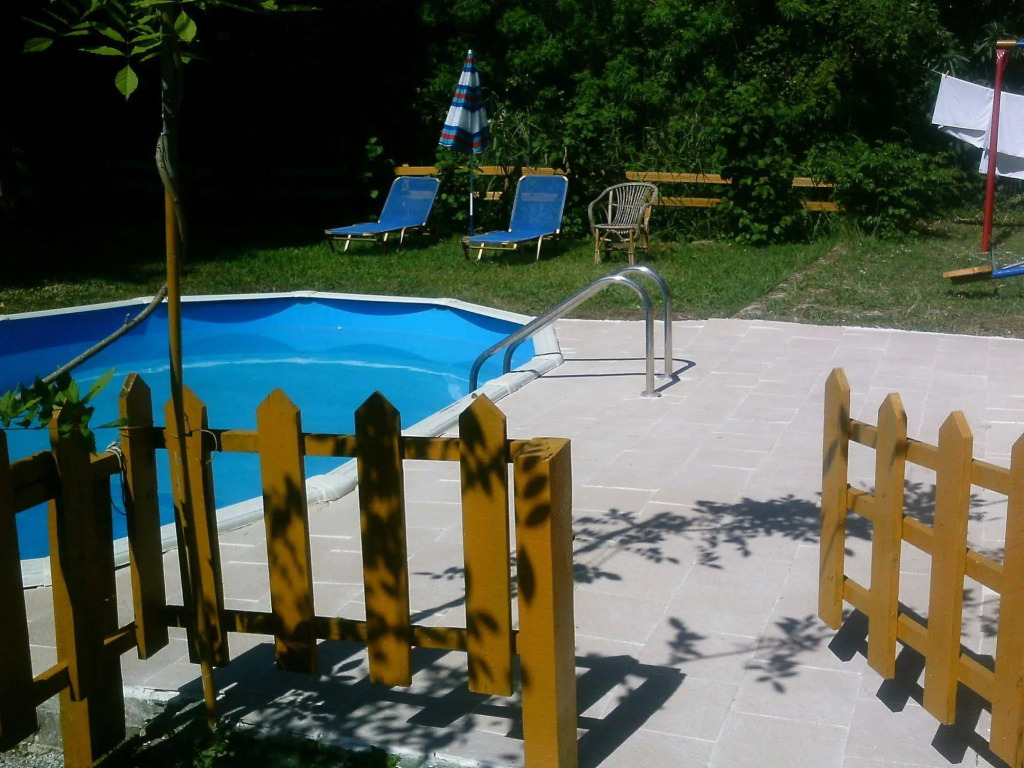 Georgina Apartments-pool-river