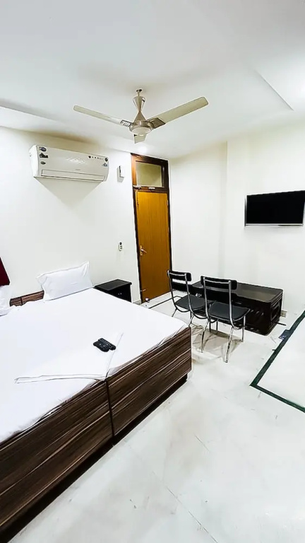 Roomshala 142 Bed Chamber South ex