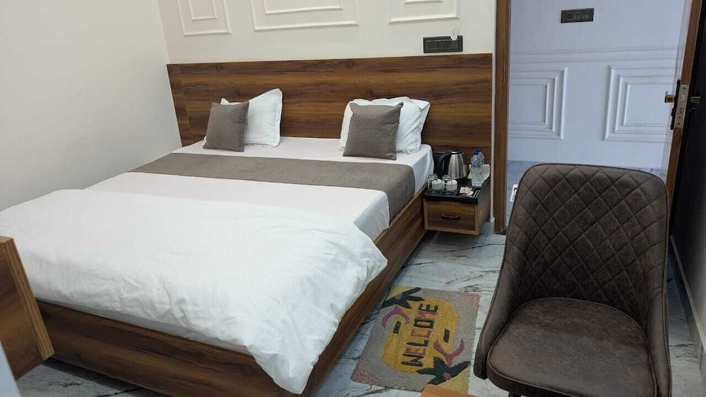 Hotel R R Tripathi