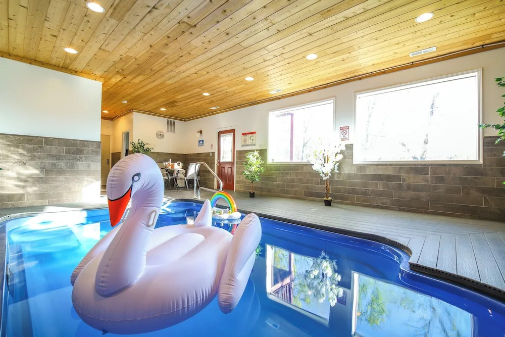 Saltwater Pool & Mtn-view Deck: Pigeon Forge Cabin