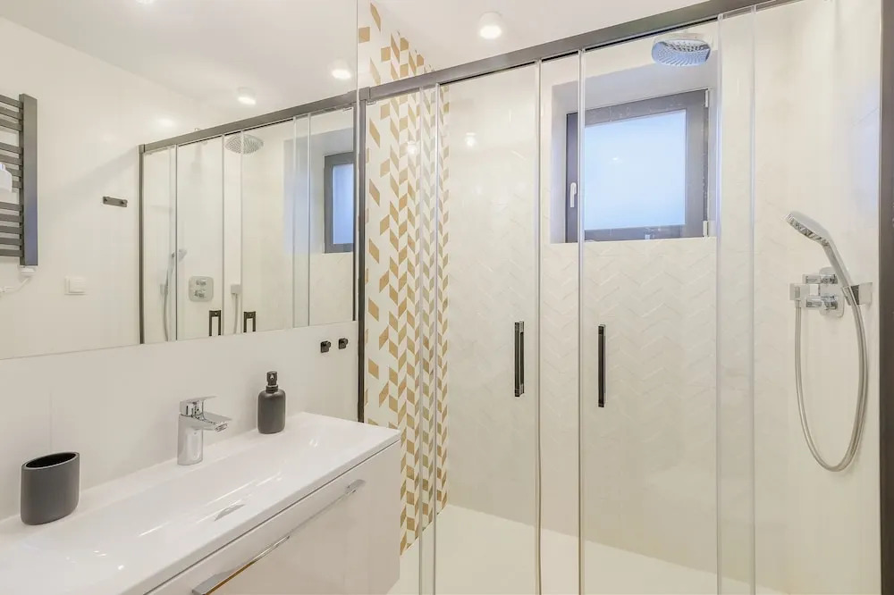 REZYDENCJA ORNAK 5 - stylowe apartamenty z balkonami i jacuzzi, 5 min pieszo do Krupówek, IZBY PODHALAŃSKIE