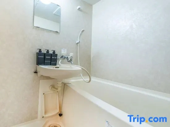 14 minutes on foot from Shibuya Station | 5 minutes on foot from Shinsen Station | 2 people
