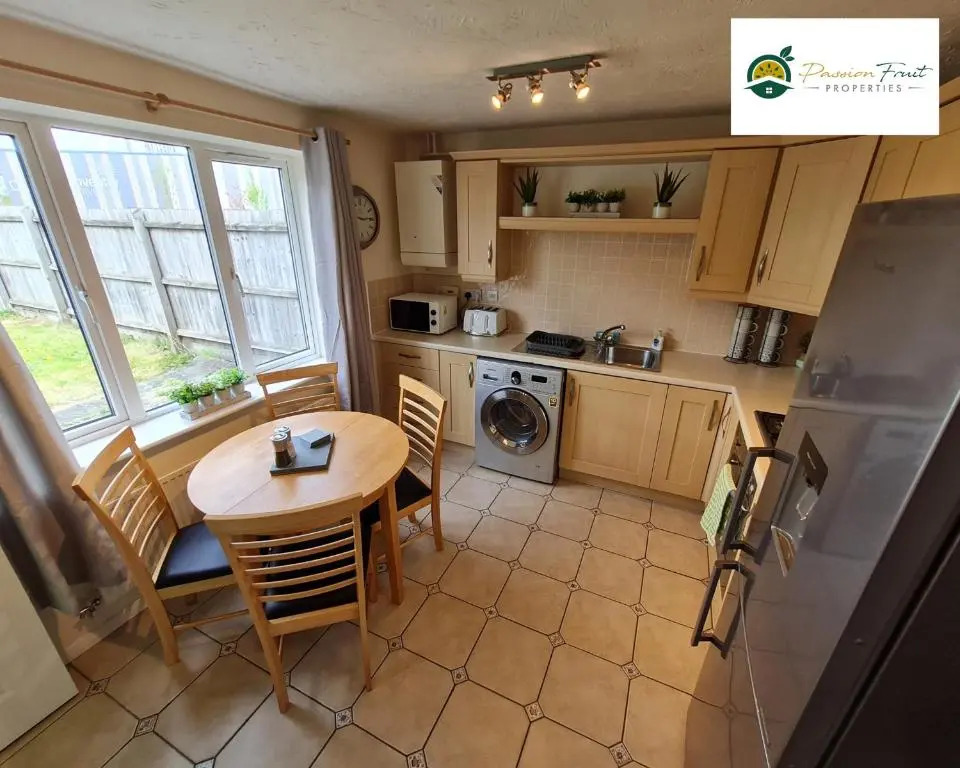 3 Bedroom house near Coventry City Centre with Wi-fi, driveway & garden - 16RWC