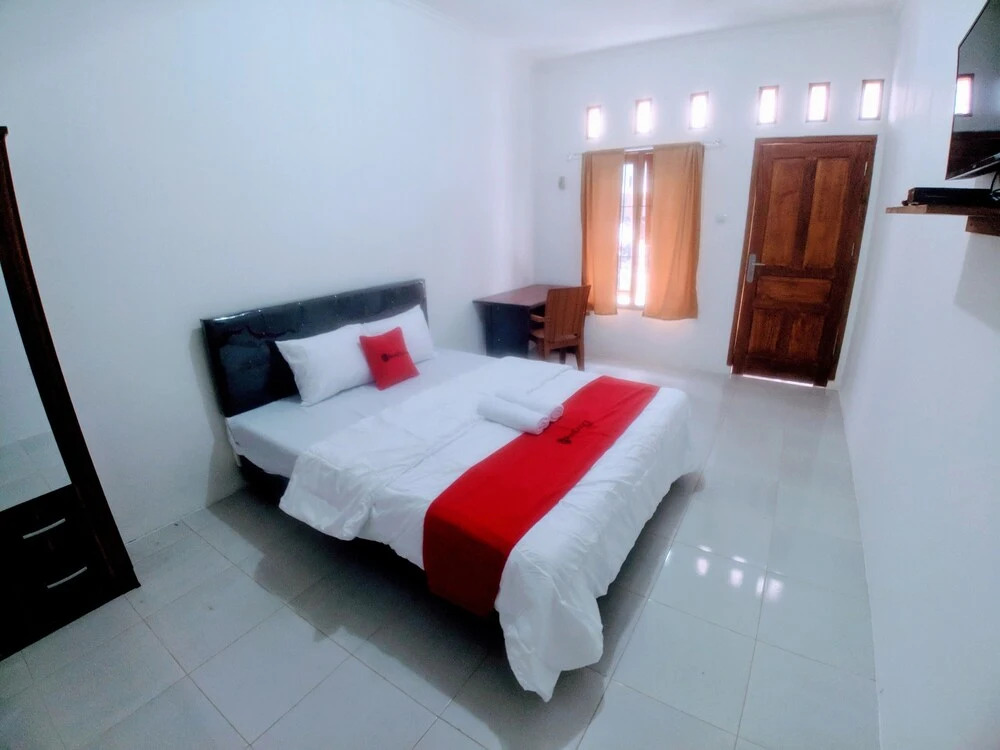 RedDoorz Syariah Plus near Jatiwarna Toll Gate