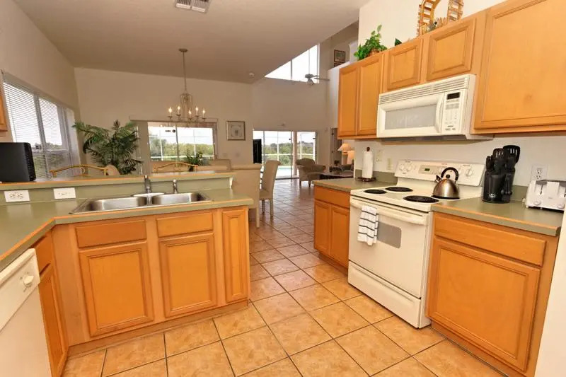 546 Windsor Place, the Abbey 5 Bedrooms, +3 Bath
