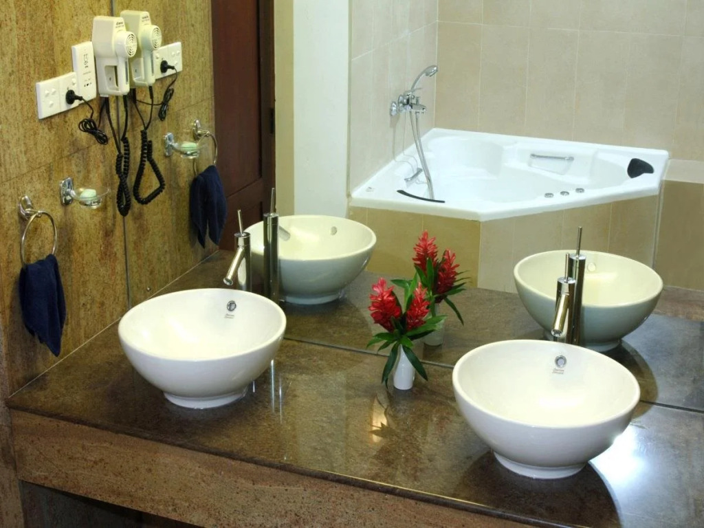 Hibiscus Beach Hotel & Villas - 10 percent off on all Food & Beverages