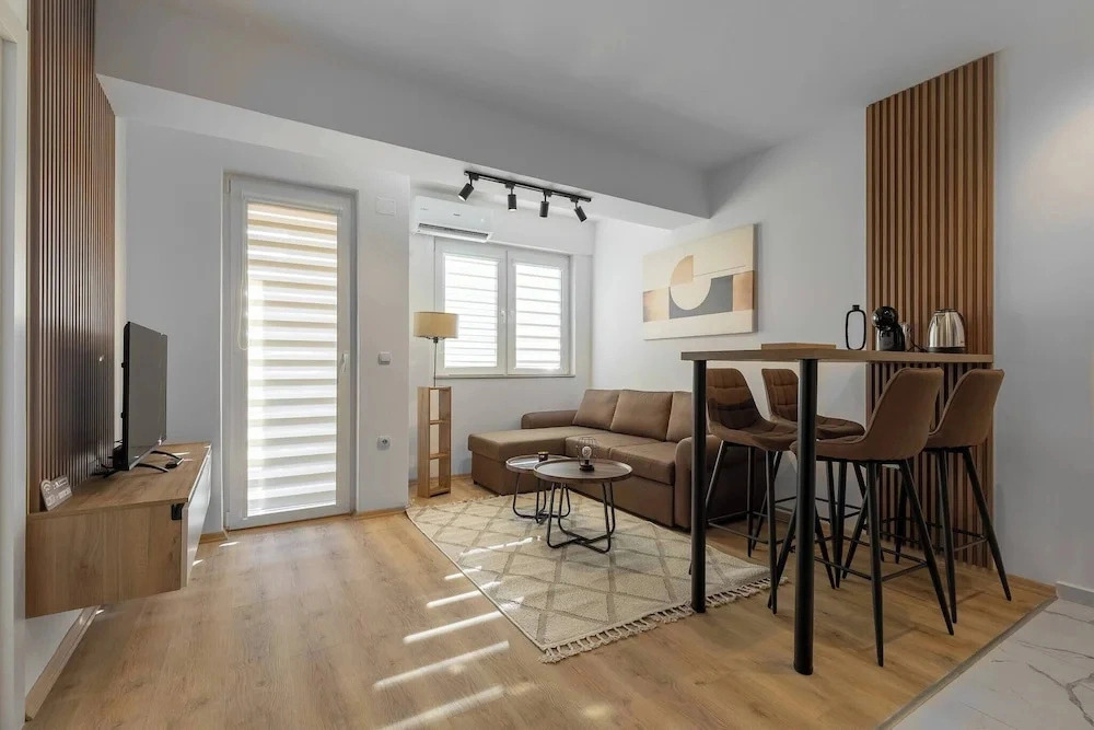 Centrally Located Cozy Oasis D&O Condo