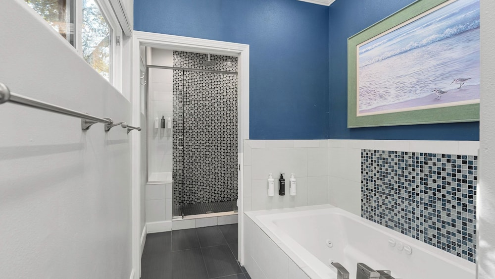 Pelican Retreat by Avantstay 5 Mins TO Beach Pet Friendly w/ Pool & Bbq!