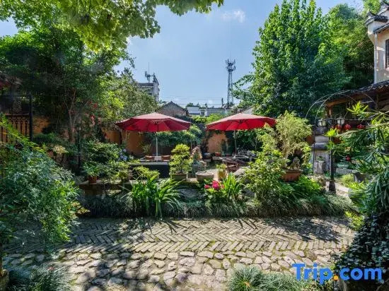 Yupingge·Long history Viewing Huizhou Design Homestay (Hongcun Pingshan Scenic Area)