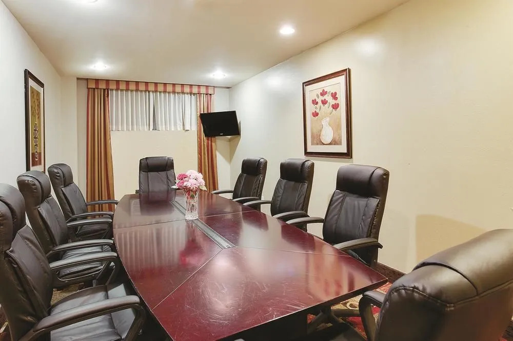 La Quinta Inn & Suites JFK Airport